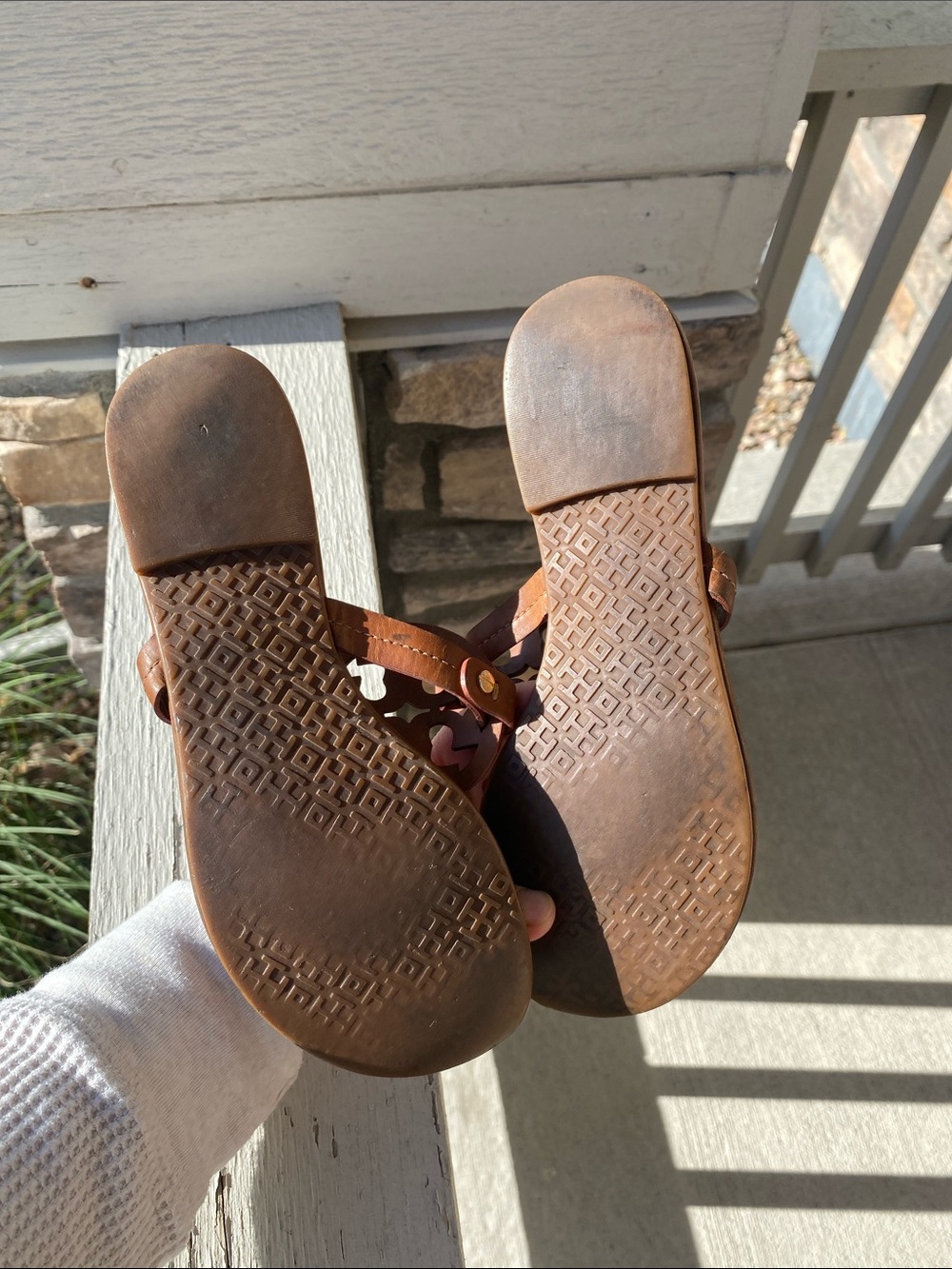 Tory Burch Brown Leather Logo Toe-Post Sandals - Picture 4 of 8